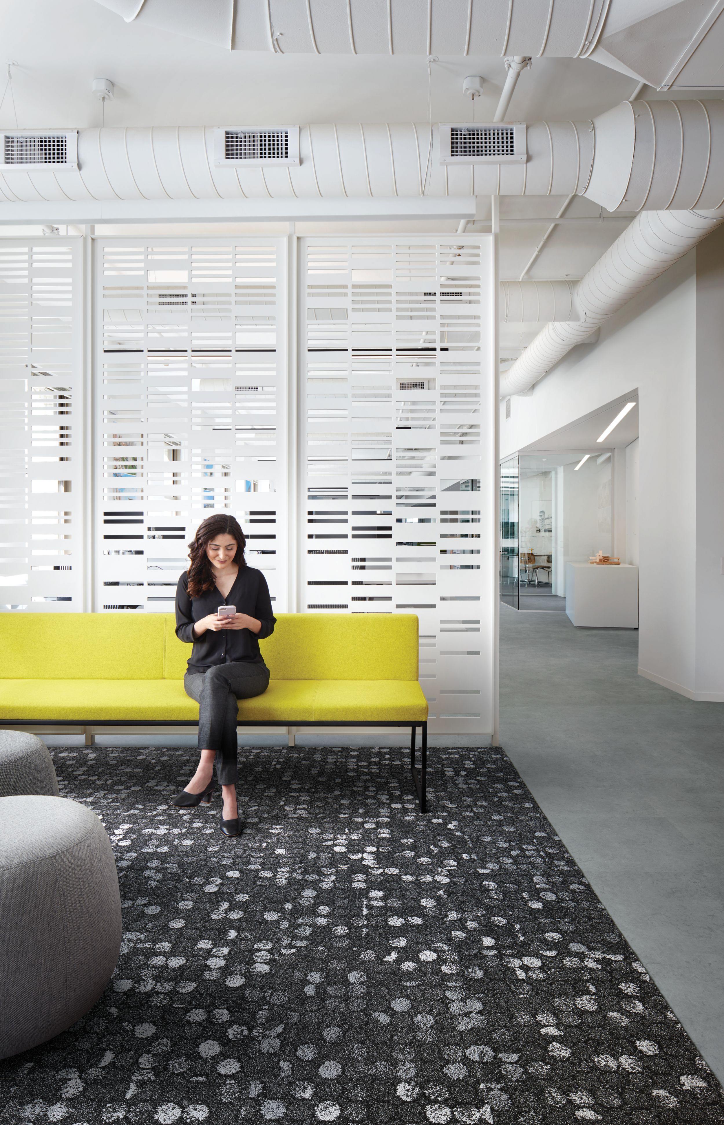 Interface Broome Street carpet tile in waiting area with woman on yellow couch imagen número 4